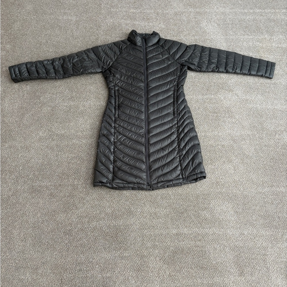 The North Face Women's Gray Puffer Coat 700 Women’s Medium.